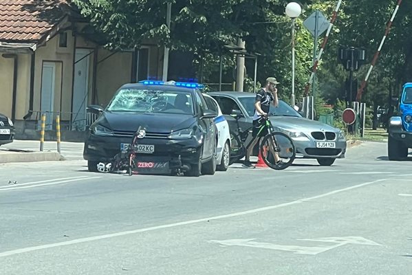 Шофьор на тротинетка е в болница, 24-годишен го блъсна на кръстовище в Пловдив (Обновена)