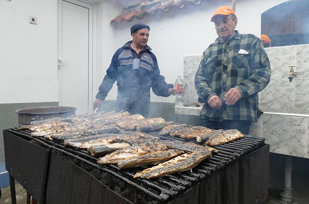 Уханието на печена риба се усещаше отдалеч.