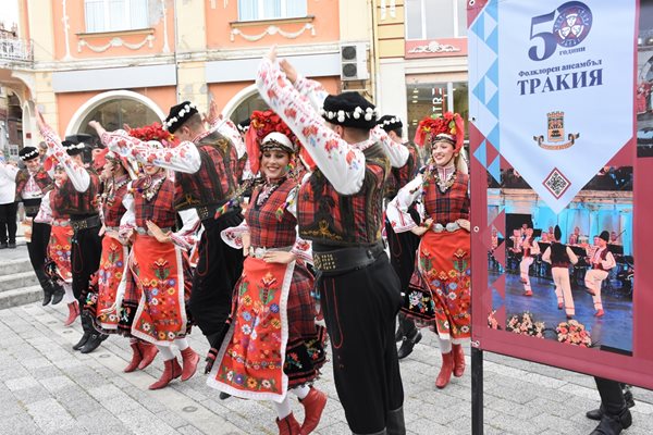 Танцьорите от ансамбъла са част от всяко голямо събитие в Пловдив.