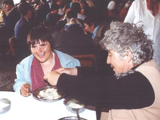 Жени от дома в Малко Шарково обядват на тази архивна снимка от 2000 г.
СНИМКА: ЕЛЕНА ФОТЕВА
