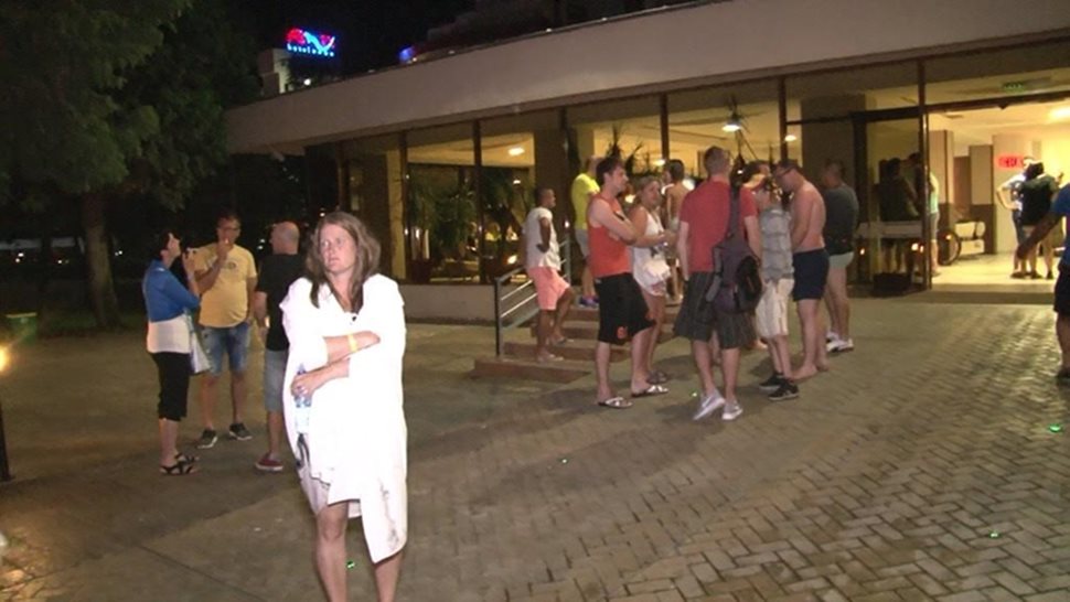 Стотици гости на хотела бяха евакуирани в нощта на пожара.