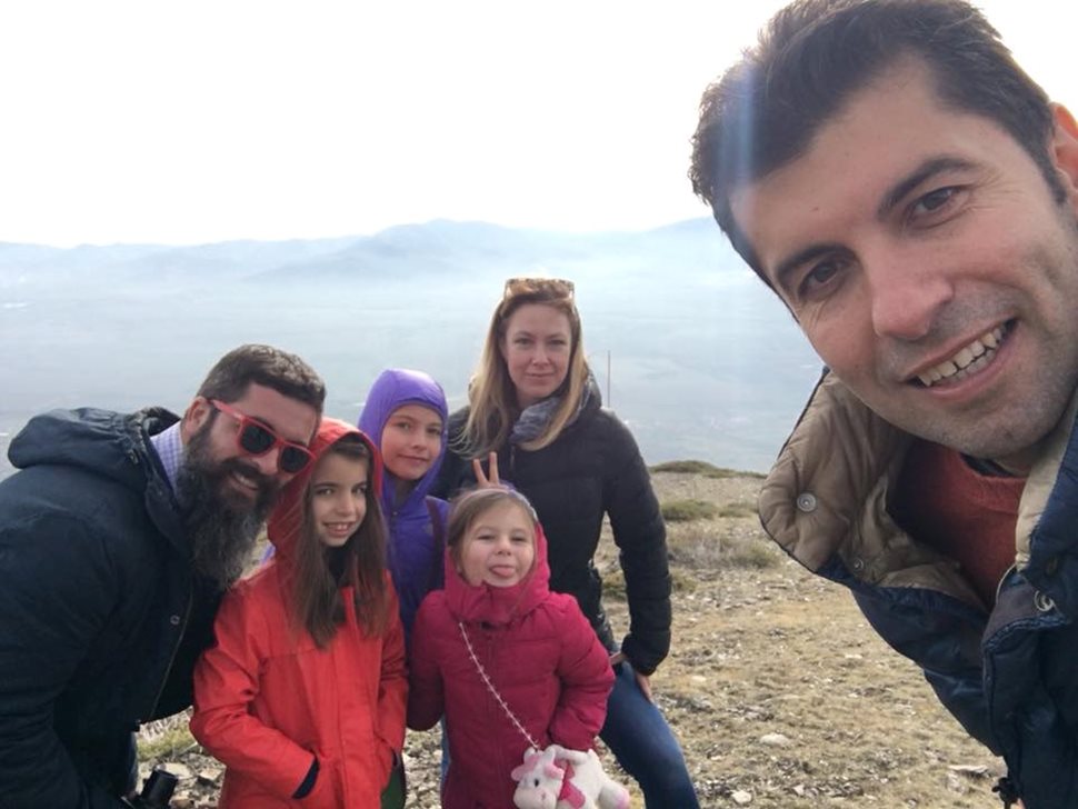 Кирил Петков (вдясно) със съпругата си Линда и трите им дъщери. Вляво е негов приятел, с когото често карат ски.  СНИМКИ: ЛИЧЕН АРХИВ