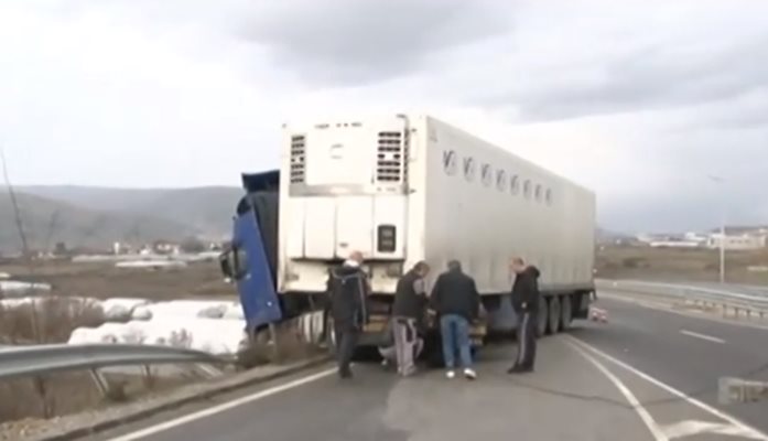 Тир се преобърна и затвори АМ "Струма" край Петрич