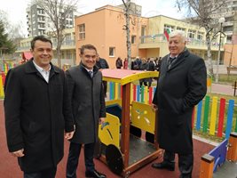 Кметът Здравко Димитров открива новата детска ясла.