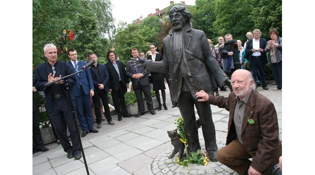 Паметникът на Радой Ралин, който е с височина 1,80 m, се намира на площад „Радой Ралин“ в квартал „Изток“ в София. Дело на скулптора Георги Чапкънов.