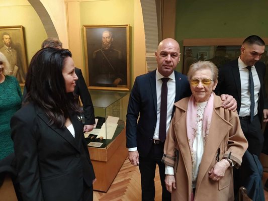 Кметът на Пловдив Костадин Димитров с майка си д-р Димка Димитрова и съпругата си Доника.
