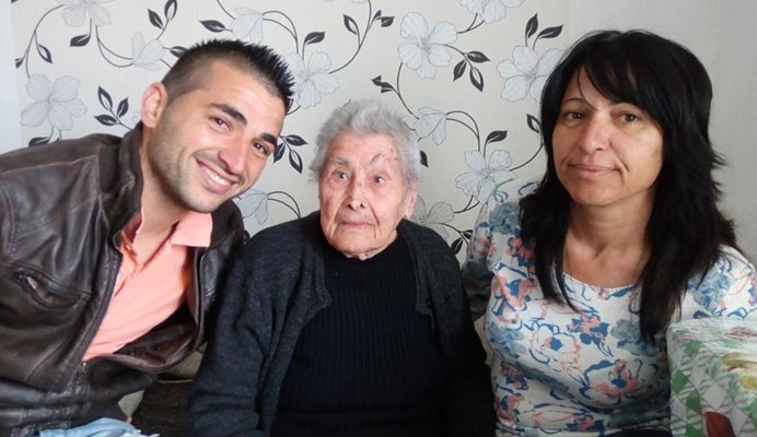 Баба Рада с любимите си внуци Радосвета и Стойчо