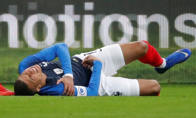 Френският нападател Килиан Мбапе се гърчи от болка, след като падна лошо при победата над Уругвай с 1:0 в контролна среща.