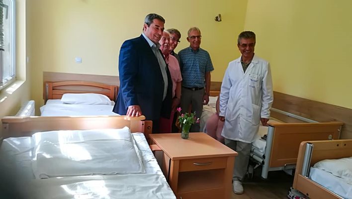 Холандските дарители бяха посрещнати от кмета инж.Добромир Добрев и шефа на болницата д-р Иван Иванов