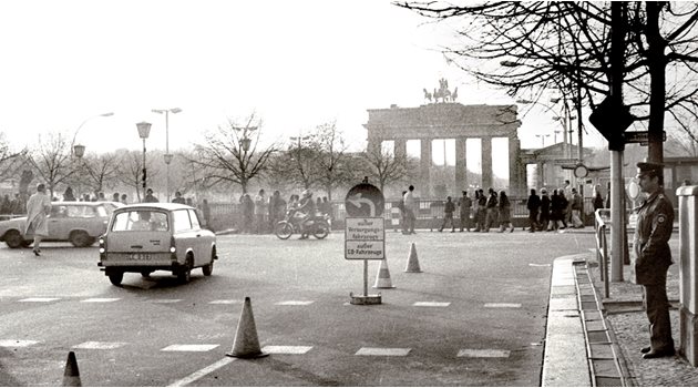 Ограждения спират свободното преминаване на граждани през Брандербургската врата към Западен Берлин.