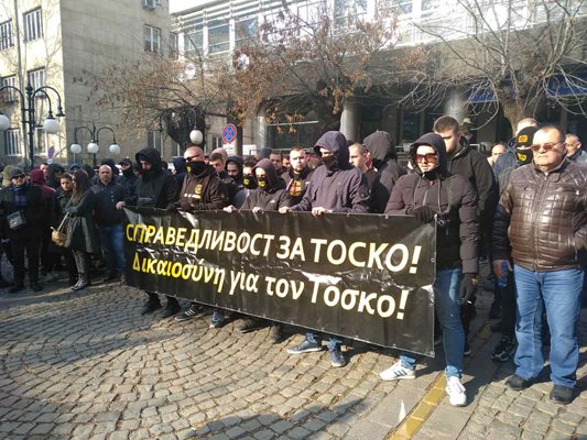 Феновете на “Ботев” (Пд) пред посолството на Гърция в София. СНИМКА: DSPORT.BG
