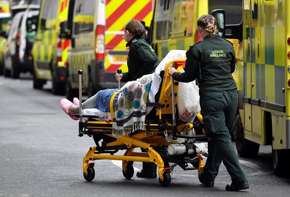 Медици докарват пациент с коронавирус в болница в Лондон.