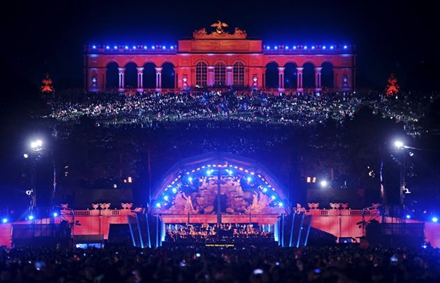 Виенската филхармония изпълнява безплатен летен концерт на сцена пред градината на двореца Шьонбрун