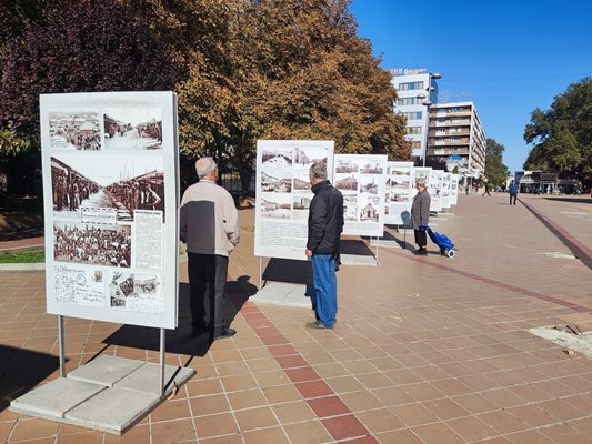Фотодокументална изложба "Улици и спомени" на Регионалния исторически музей е подредена на централния площад „Свобода” в Добрич. Снимка Авторката