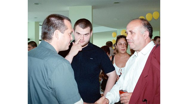 УЧИТЕЛ: Илия Павлов вляво дава ценни съвети на младия Делян Пеевски как да лобира сред политици в полза на крупни бизнесмени. 
