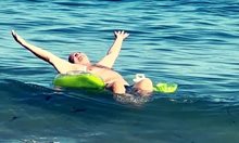 Владо Пенев щастливо плава на дюшек край Варна