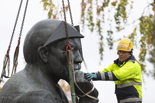 Демонтирането на монумента на Ленин в югозападния финландски град Котка.