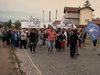 Роми от Лом блокираха пътя за Румъния заради прегазения от ТИР млад мъж (снимки, обзор)