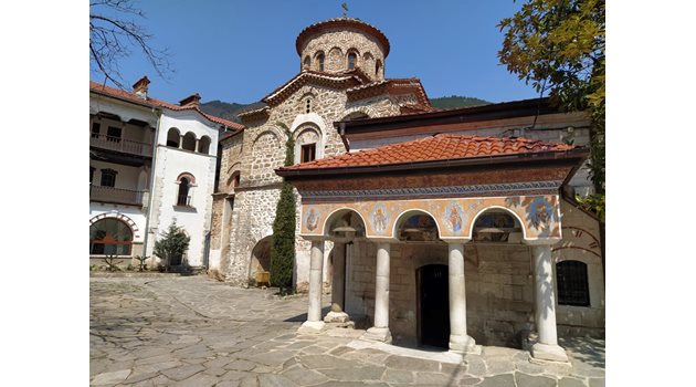 Бачковският манастир на Цветница. Снимки: Авторът