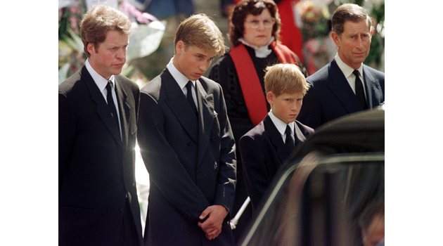 Уилям и Хари са в истински шок на погребението на майка си.