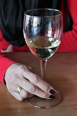 Чаша бяло вино на ден може да забави менопаузата
