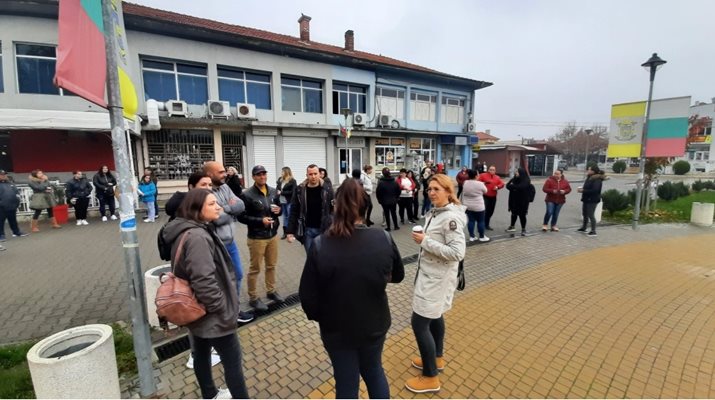 Родители от община Раковски и днес протестираха срещу тестването на децата им.

Снимка стоп кадър БТВ