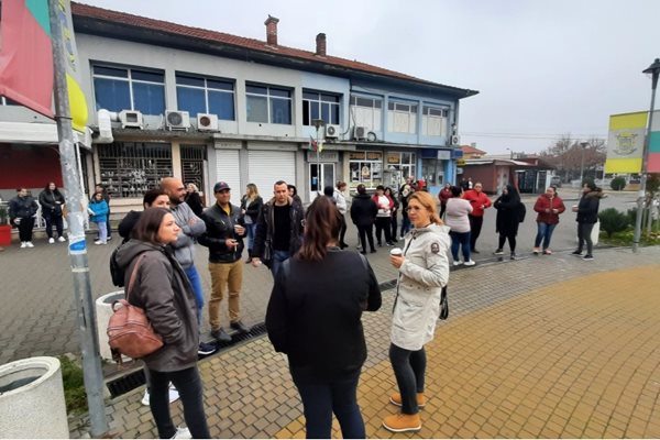 Родители от община Раковски и днес протестираха срещу тестването на децата им.

Снимка стоп кадър БТВ