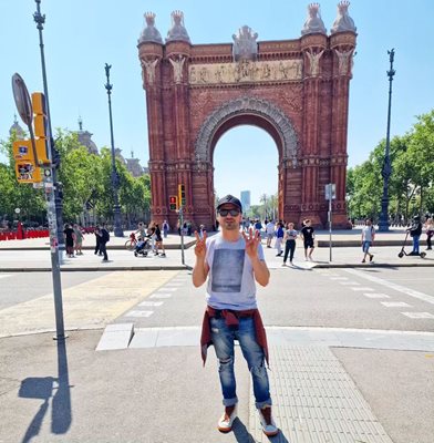 Александър Сано пред Триумфалната арка в Барселона