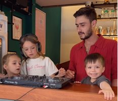 Иво Карамански-младши учи децата на годеницата си Антоанет Пепе да са диджеи.
Снимка: Стопкадър/Инстаграм