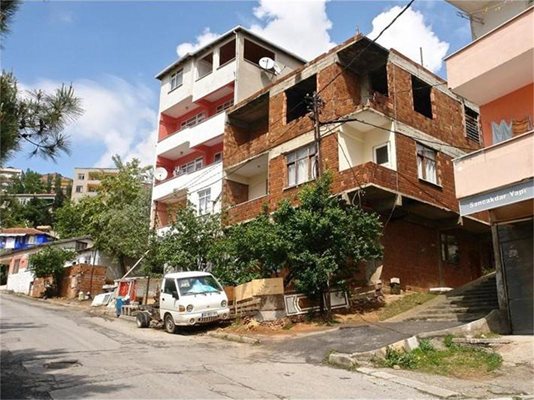 Лошото строителство е типично за бедните квартали в Истанбул. 
