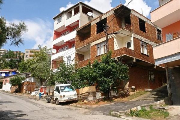 Лошото строителство е типично за бедните квартали в Истанбул. 
