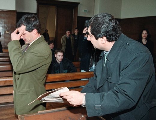Полицаят Вълков (вляво) на единствената му снимка от съда