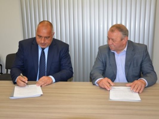 Борислав Алексиев и Бойко Борисов подписват споразумение за политическо партньорство между ГЕРБ и земеделците от “Никола Петков”.