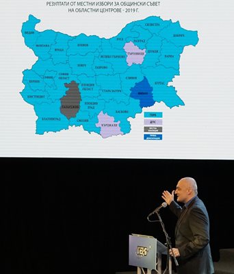 Цветомир Паунов показва синя карта на България с победата на ГЕРБ на изборите.