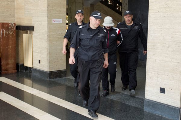 Полицаи водят Любо Гребеца в съда.