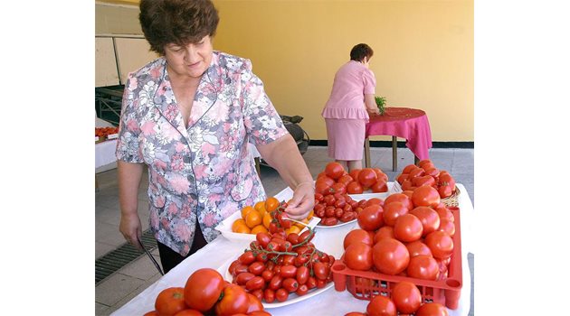 ЗАРЗАВАТ: Доц. Стойка Машева успешно се справя както със зеленчуците, така и с финансовите операции.