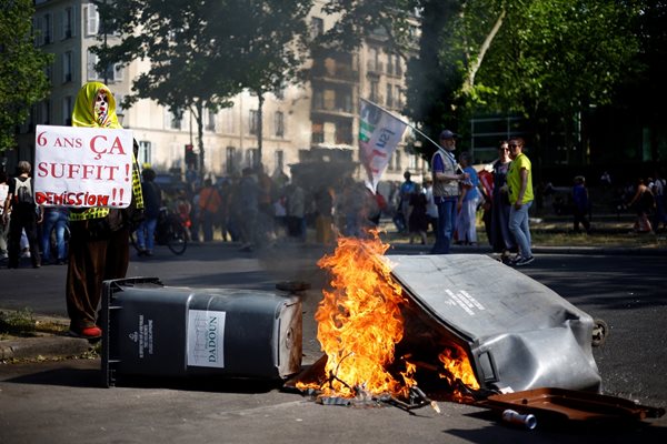 Кадър от протеста в Париж днес СНИМКА: Ройтерс