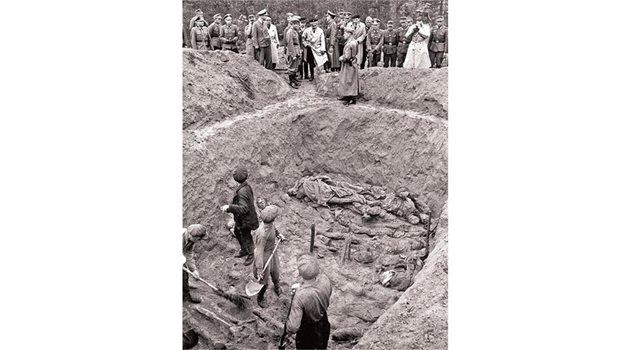 1942 г. Германски войници разкопават открит масов гроб край Катин.
