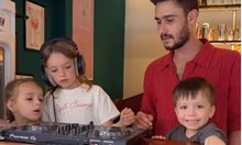 Иво Карамански-младши учи доведените си три деца как да са диджеи