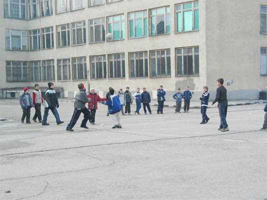 И училищните дворове не са безопасни за децата след края на часовете.