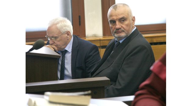 Д-р Красимир Вальов (вдясно) в пловдивския окръжен съд