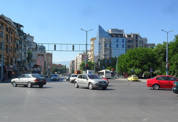 Кръстовището на ул. "Победа" и бул. "България" вече е със секция за десен завой.