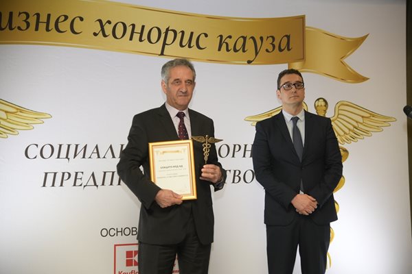 Инж. Драгомир Драганов - изпълнителен директор на “Елаците-Мед”, получи статуетката от Стамен Янев, председател на Агенцията за чуждестранни инвестиции.