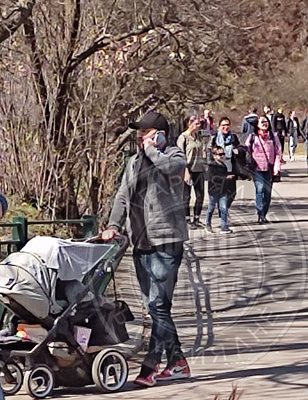 Румънеца тика бебешка количка в зоопарка