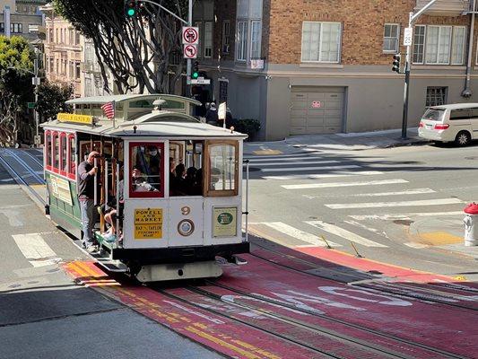 Трамваят вижда доста зор, докато се качва по височините на Сан Франциско.