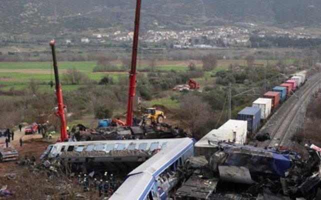 Гърция на бунт след зверската катастрофа, транспортът спря