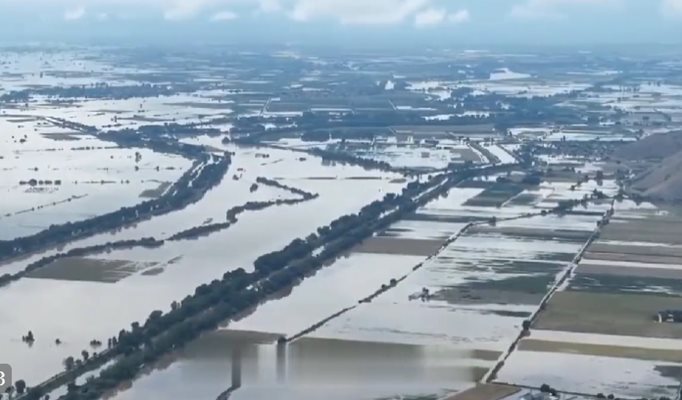 Жители на пострадалата от наводнения Централна Гърция получиха предупреждение за опасни бури