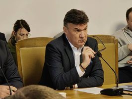 Боби Михайлов се яви в парламента.