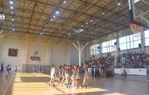 В ремонтираната спортна зала “Абритус” играят срещите си от различни възрастови групи баскетболистите от “Вълци-Разград”.