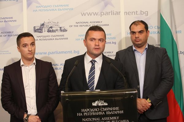 Явор Божанков обяви решението на левицата на брифинг в парламента. Снимка БСП